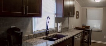 Lil' Lake House - Dog and Family Friendly, 2 BR