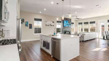 Een koelkast, een magnetron, een oven, een kookplaat