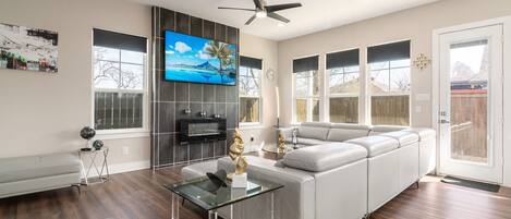 Smart TV, fireplace