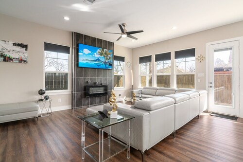 Overnight Gallery - Art House - Near Downtown Dallas