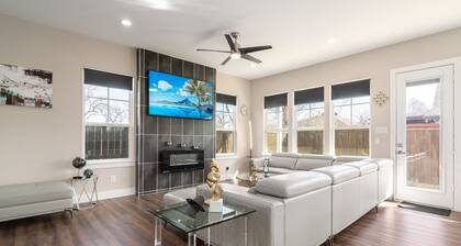 Overnight Gallery - Art House - Near Downtown Dallas