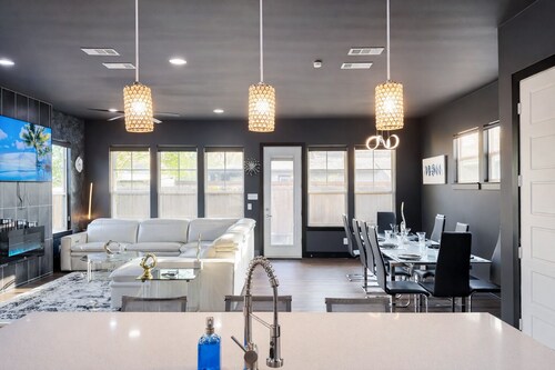 Overnight Gallery • The Art House • Near Downtown Dallas • Maduro Collection