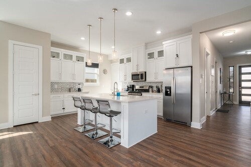 Overnight Gallery - Art House - Near Downtown Dallas