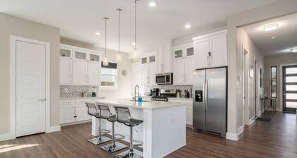 Overnight Gallery - Art House - Near Downtown Dallas