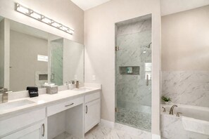 Ducha y bañera combinadas, secador de pelo, toallas y jabón