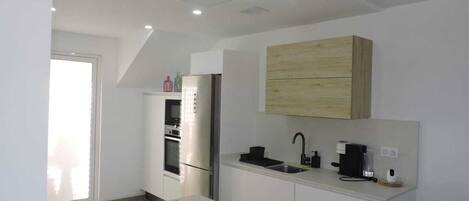 Kühlschrank, Mikrowelle, Ofen, Herdplatte