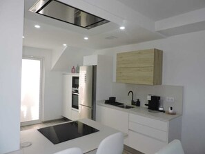 Een koelkast, een magnetron, een oven, een kookplaat