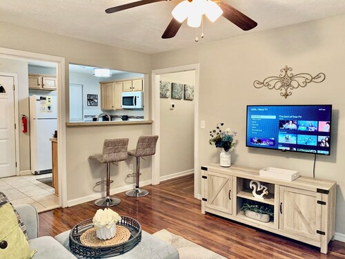 Immaculate Private Home w/visiting Deer & parking