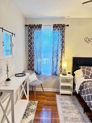 2 chambres, bureau, fer et planche à repasser, lit parapluie