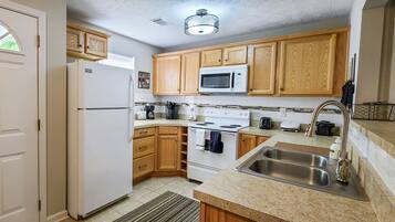 Coffee/tea maker, fridge, microwave, oven