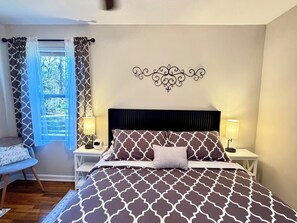 2 chambres, bureau, fer et planche à repasser, lit parapluie