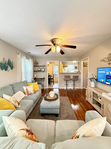 Immaculate Private Home w/visiting Deer & parking