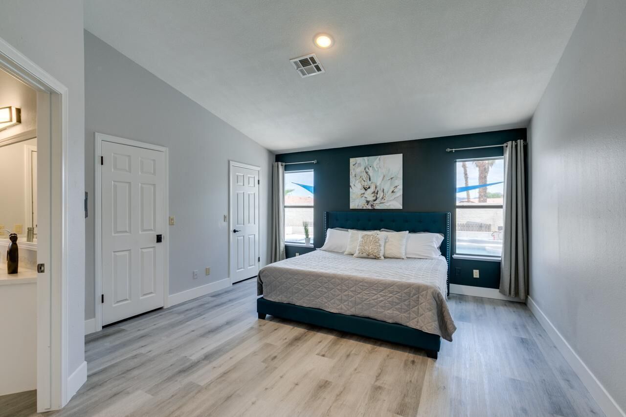 Homey 3B 2b, open sky Pool Spa house, stylish design open kitchen center located