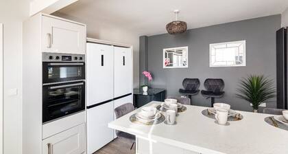 Luxury 4 bed 5 baths house ,free parking, wifi