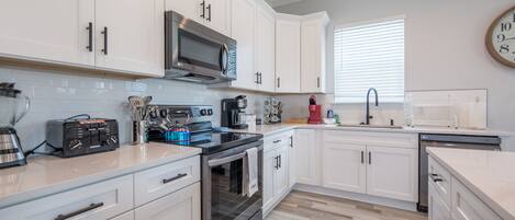 冷蔵庫、電子レンジ、オーブン、コンロ