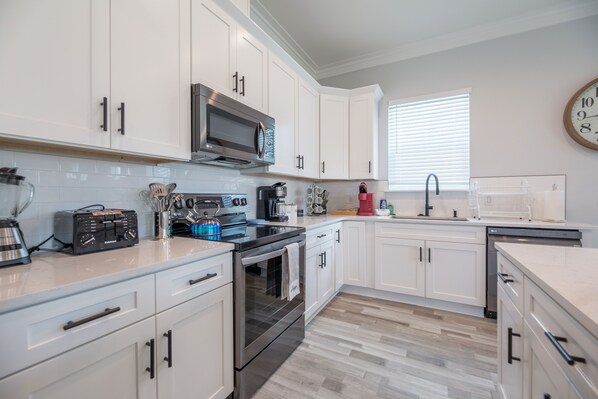 Refrigerador, microondas, horno y parrilla de estufa