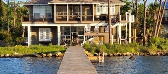 Bayfront, Pool, Pier, 2 Hot Tubs!, Sandy Beach, Private, steps from beachfront