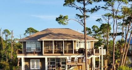 Bayfront, Pool, Pier, 2 Hot Tubs!, Sandy Beach, Private, steps from beachfront