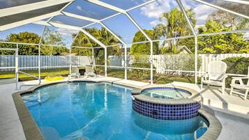 Una piscina al aire libre, una piscina climatizada