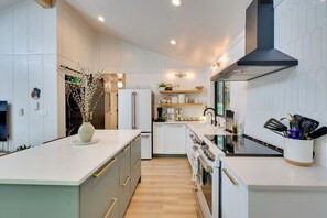 Fridge, microwave, stovetop, dishwasher - 'Sweetfern' Gouldsboro Cabin: Deck + Lake Access (Gouldsboro)