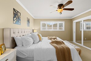 3 bedrooms, iron/ironing board, travel cot, free WiFi - Charming 3B-2BA in Anaheim’s Heart (Anaheim)