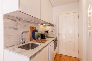 Fridge, microwave, oven, coffee/tea maker