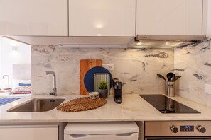 Fridge, microwave, oven, coffee/tea maker