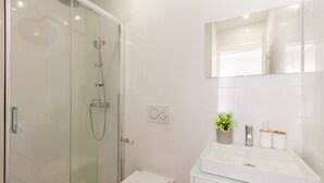 Ducha, secador de pelo y toallas