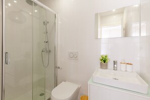 Dusche, Haartrockner, Handtücher