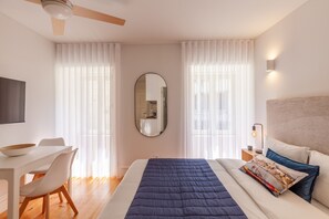Tabla de planchar con plancha, wifi gratis y ropa de cama 
