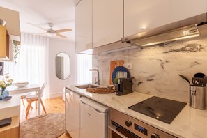 Fridge, microwave, oven, coffee/tea maker