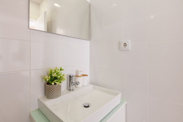 Dusche, Haartrockner, Handtücher