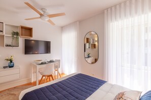 Tabla de planchar con plancha, wifi gratis y ropa de cama 