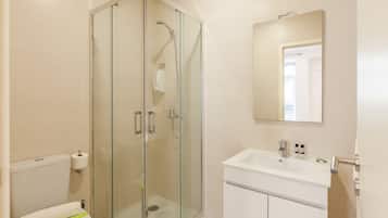 Dusche, Haartrockner, HandtĂŒcher