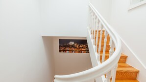 A staircase with white balusters and wooden steps. - D&S - Villa Apartments & Suites II (Oporto)