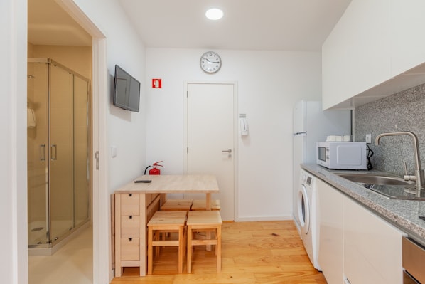 Refrigerador, microondas, horno y tetera eléctrica 