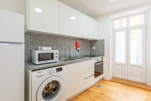 Réfrigérateur, micro-ondes, four, bouilloire électrique