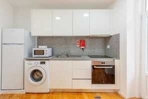 Een koelkast, een magnetron, een oven, een waterkoker
