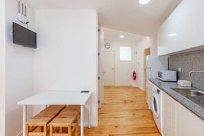 Refrigerador, microondas, horno y tetera eléctrica 