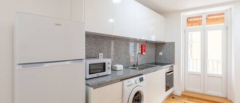 Réfrigérateur, four à micro-ondes, un four, bouilloire électrique