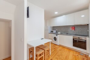 冷蔵庫、電子レンジ、オーブン、電気ポット