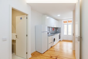 Refrigerador, microondas, horno, tetera/pava eléctrica