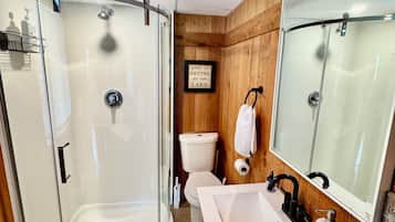 Douche, sèche-cheveux, serviettes fournies, savon