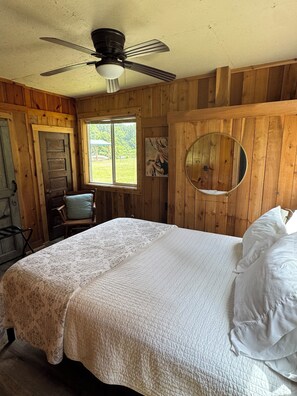 1 bedroom, travel crib, free WiFi, bed sheets - Perfect getaway! Modern, rustic cottage on the St. Joseph River. (St. Joseph)