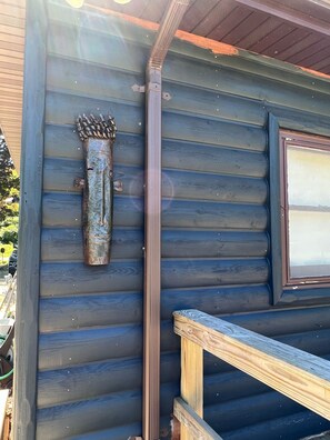 Fachada de madera con estructura metálica adosada a la pared.