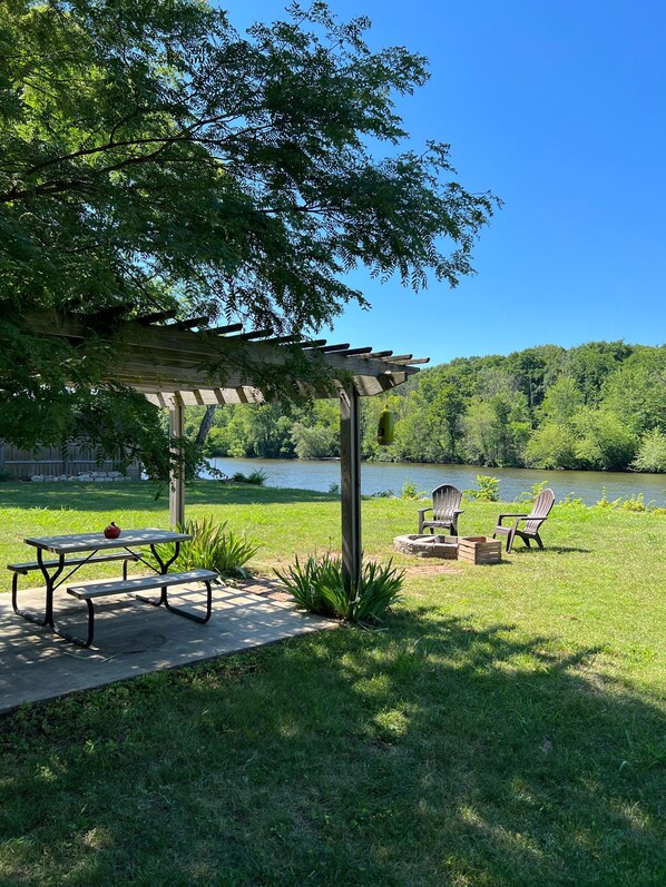 Outdoor dining - Perfect getaway! Modern, rustic cottage on the St. Joseph River. (St. Joseph)