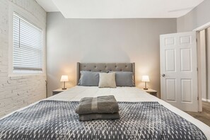 6 bedrooms, desk, iron/ironing board, free WiFi