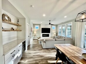 Smart TV, fireplace - 3 King | Modern Family Friendly | Das StrandHaus (Oak Island)