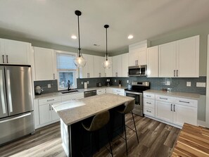 Fridge, microwave, oven, stovetop - 3 King | Modern Family Friendly | Das StrandHaus (Oak Island)