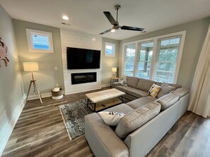 Smart TV, fireplace - 3 King | Modern Family Friendly | Das StrandHaus (Oak Island)